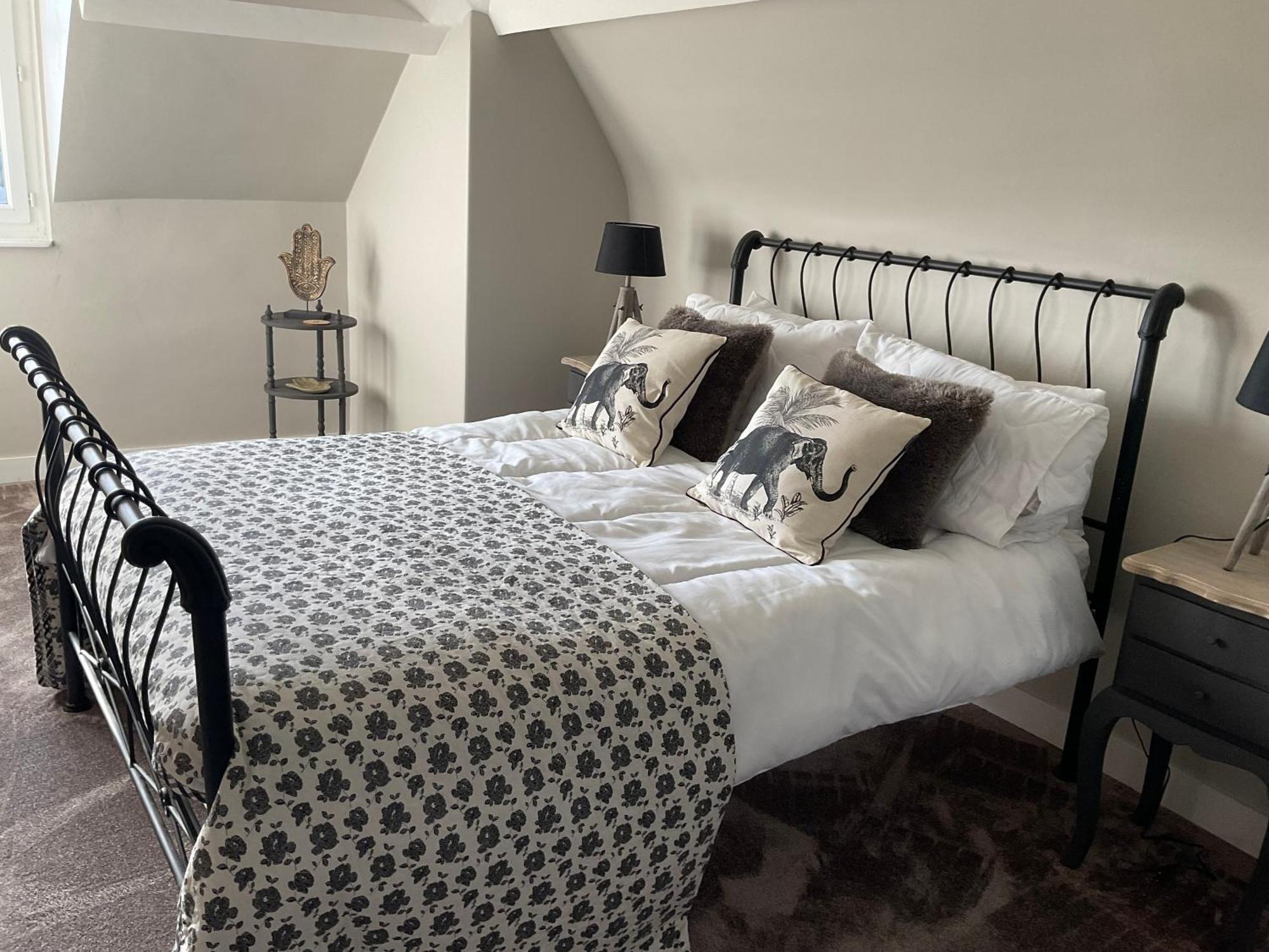 Le Bourg Bed & Breakfast Asnieres-en-Bessin Екстериор снимка