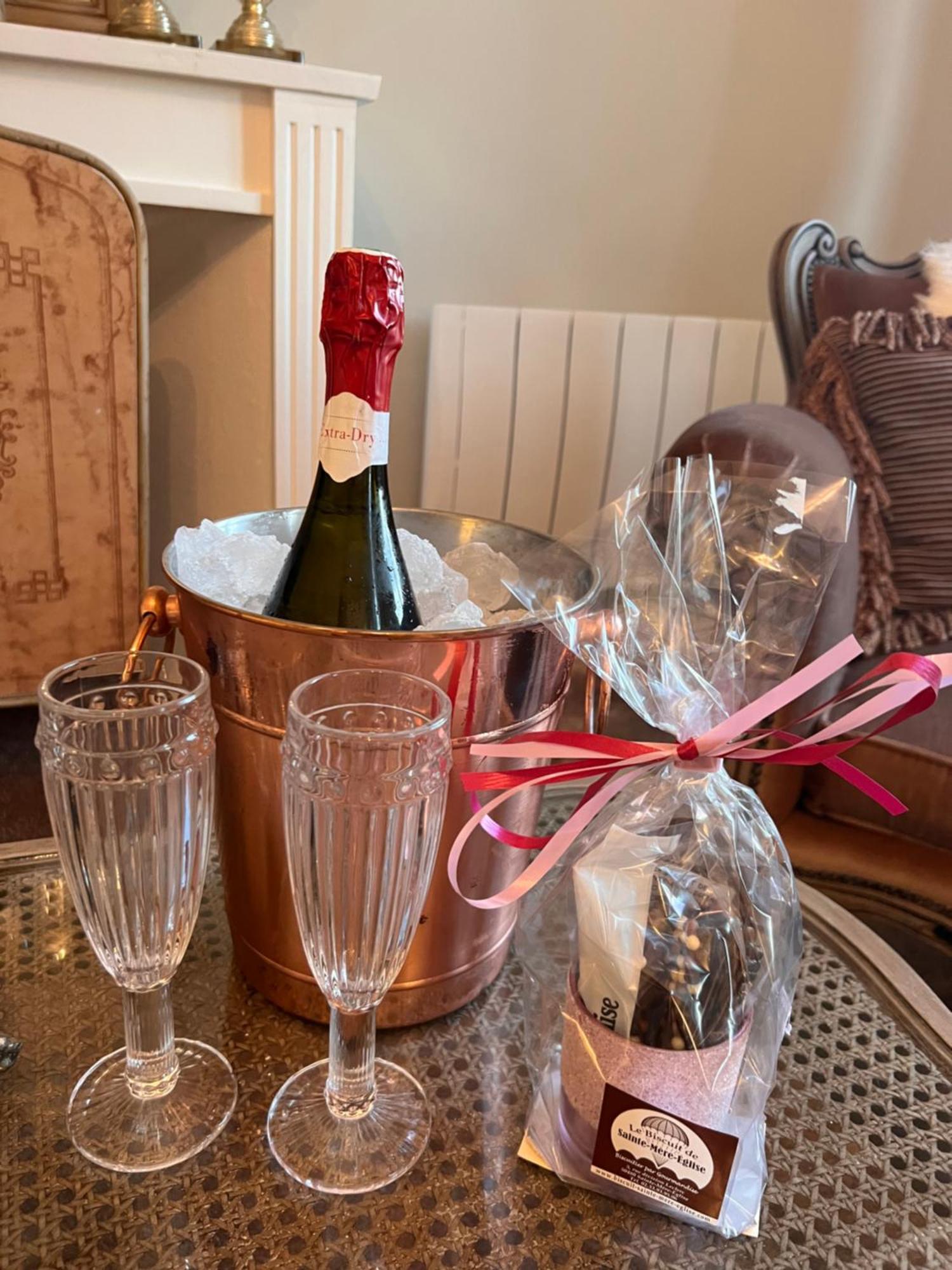 Le Bourg Bed & Breakfast Asnieres-en-Bessin Екстериор снимка