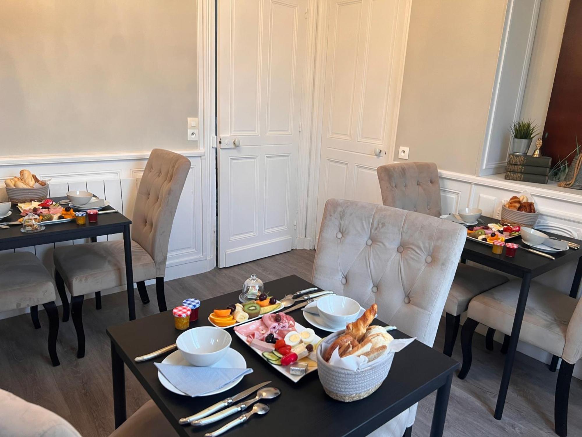 Le Bourg Bed & Breakfast Asnieres-en-Bessin Екстериор снимка